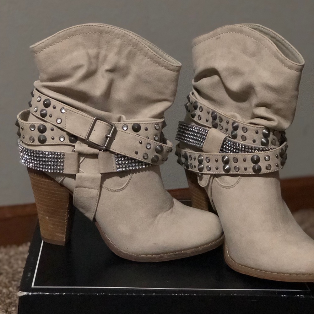 Size 7.5 Not rated booties